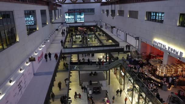 런던에 배터시 발전소가 새로운 쇼핑몰 영화관 인테리어 디자인으로 운영되고 — 비디오