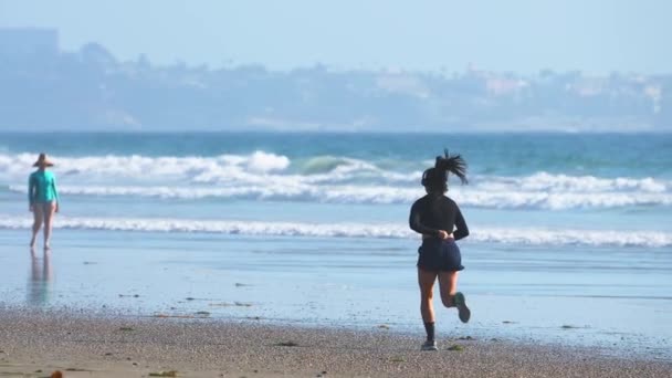 Люди Бегают Бегают Пляжу Сан Диего Калифорния Понятие Здорового Образа — стоковое видео