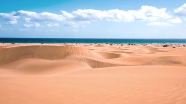 Playa del Ingles, Maspaloma, Gran Canaria, İspanya 'daki Maspalomas Kumulları manzarası. Çölün 4k. Manzarası.