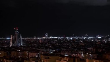 Barselona şehrinin havadan gece görüşü. Şehir merkezinde güzel şehir ışıkları ve Sagrada Familia Bazilikası.