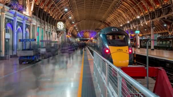 帕丁顿车站是伦敦最繁忙 最重要的铁路运输枢纽之一 人们匆忙地穿过车站 想赶火车 — 图库视频影像