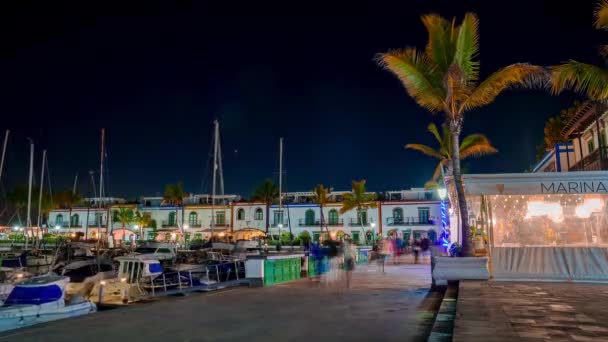 Puerto Mogan Balıkçı Köyündeki Geleneksel Renkli Binalar Geceleri Ana Meydanda — Stok video