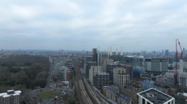 Bulutlu bir günde Londra hava manzarası. Thames nehrinin yanındaki iş merkezinde gökdelenler ve iş merkezleri var..