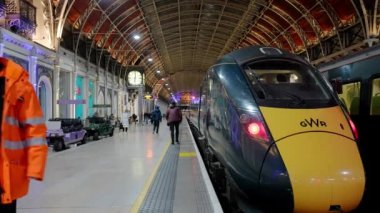 Paddington İstasyonu, Londonların en yoğun ve en önemli demiryolu taşıma merkezlerinden biridir. İnsanlar trene yetişmek için istasyonda koşturuyorlar..