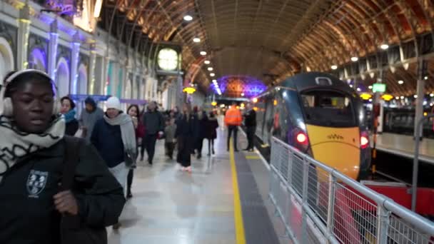 Paddington Station Ist Einer Der Verkehrsreichsten Und Wichtigsten Eisenbahnknotenpunkte Londons — Stockvideo