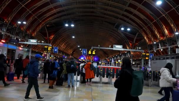 패딩턴 Paddington Station 런던에서 바쁘고 허브중 사람들 열차를 타려고 가로질러 — 비디오
