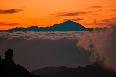 Tenerife 'deki Teide volkanı ulusal parkının bulutlarının üzerinde muhteşem bir günbatımı. Gran Canaria Adası 'nın tepesinden gün batımı. Pico de las Nieves.