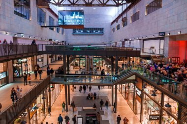 Londra 'daki Yeni Battersea Elektrik İstasyonu İngiltere' de yeni bir alışveriş merkezi ve sinema iç tasarımı olarak faaliyet gösteriyor..