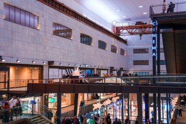 Londra 'daki Yeni Battersea Elektrik İstasyonu İngiltere' de yeni bir alışveriş merkezi ve sinema iç tasarımı olarak faaliyet gösteriyor..