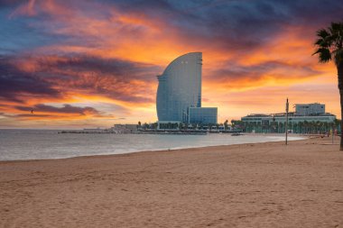 Sahilden Barselona W Oteli manzarası. Barcelona, İspanya 'da güzel lüks bir otel..