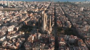 Barcelona City Skyline ve Sagrada Familia Katedrali 'nin hava manzarası. Yerleşim yeri, ünlü şehir şebekesi. Tipik sekizgen blokları olan güzel şehir manzarası