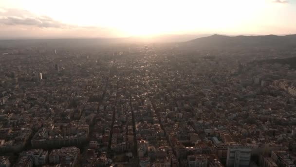 Αεροφωτογραφία Των Περιοχών Διαμονής Στην Ευρωπαϊκή Πόλη Της Βαρκελώνης Ηλιοβασίλεμα — Αρχείο Βίντεο