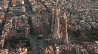 Barcelona City Skyline ve Sagrada Familia Katedrali 'nin hava manzarası. Yerleşim yeri, ünlü şehir şebekesi. Tipik sekizgen blokları olan güzel şehir manzarası