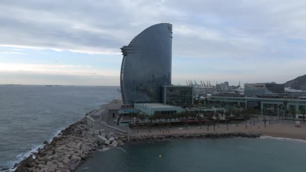 Vista Playa Barceloneta Con Hotel Lujo Barcelona Orillas Del Mar — Vídeos de Stock