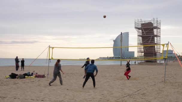 Gente Jugando Voleibol Playa Barcelona España Con Hotel Lujo Fondo — Vídeos de Stock