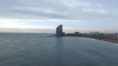 Deniz kıyısında lüks otel W Barcelona ile Barceloneta plajı manzarası. Barcelona 'daki güzel lüks otel..