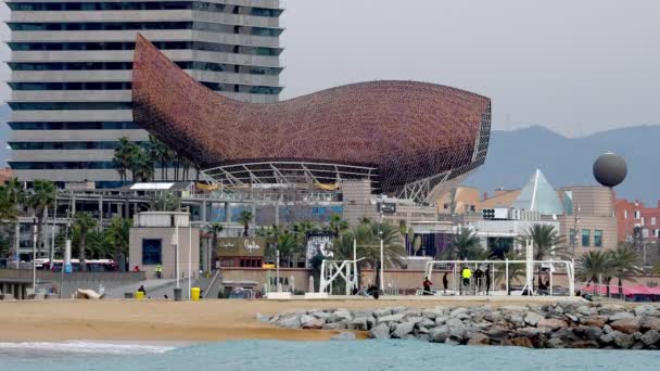 Famous Peix Sculpture Gold Fish Area Port Olympic Barcelona Spain — Stockvideo