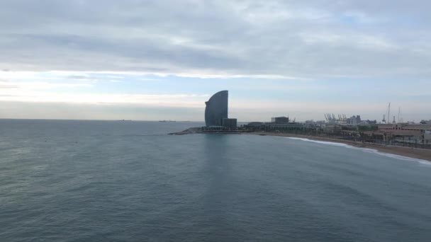 Deniz Kıyısında Lüks Otel Barcelona Ile Barceloneta Plajı Manzarası Barcelona — Stok video
