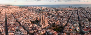 Gün batımında Barcelona City Skyline ve Sagrada Familia Katedrali 'nin hava manzarası. Eixample meskun meşhur şehir şebekesi. Tipik şehir sekizgen blokları olan şehir manzarası