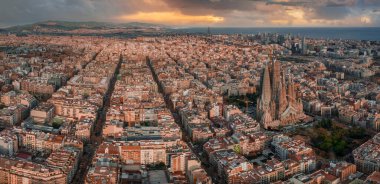 Gün batımında Barcelona City Skyline ve Sagrada Familia Katedrali 'nin hava manzarası. Eixample meskun meşhur şehir şebekesi. Tipik şehir sekizgen blokları olan şehir manzarası
