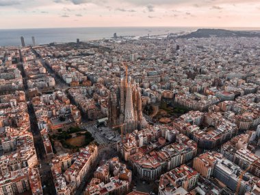 Gün batımında Barcelona City Skyline ve Sagrada Familia Katedrali 'nin hava manzarası. Eixample meskun meşhur şehir şebekesi. Tipik şehir sekizgen blokları olan şehir manzarası