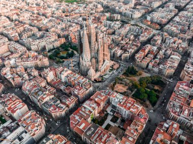 Gün batımında Barcelona City Skyline ve Sagrada Familia Katedrali 'nin hava manzarası. Eixample meskun meşhur şehir şebekesi. Tipik şehir sekizgen blokları olan şehir manzarası