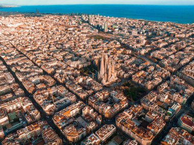 Gün batımında Barcelona City Skyline ve Sagrada Familia Katedrali 'nin hava manzarası. Eixample meskun meşhur şehir şebekesi. Tipik şehir sekizgen blokları olan şehir manzarası