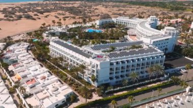 Güzel lüks otel konsepti. İspanya 'da tatiller, sonsuz havuzlu ve sahil şeridine yakın muhteşem bir otelde. Havadan sinematik görünüm.
