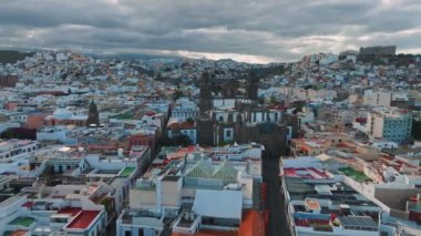 Gün batımında Las Palmas de Gran Canaria ve Las Canteras plajlarının panoramik hava manzarası, Kanarya Adaları, İspanya.