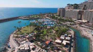 Anfi plajı ve tatil köyü, Büyük Kanarya, İspanya ile güzel bir hava manzarası. Lüks oteller, turkuaz su, İspanya 'da kumlu plajlar. Lüks plaj tatili konsepti. Kalp şekilli ada.
