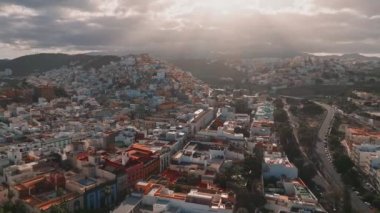 Gün batımında Las Palmas de Gran Canaria ve Las Canteras plajlarının panoramik hava manzarası, Kanarya Adaları, İspanya.