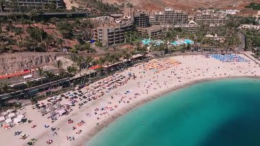 Anfi plajı ve tatil köyü, Büyük Kanarya, İspanya ile güzel bir hava manzarası. Lüks oteller, turkuaz su, İspanya 'da kumlu plajlar. Lüks plaj tatili konsepti. Kalp şekilli ada.