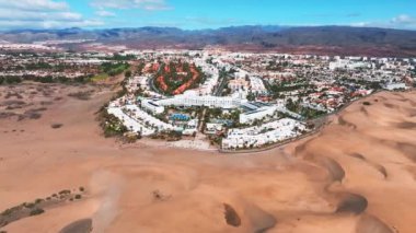 Çölün ortasında lüks bir otel. Lüks tatil kavramı.