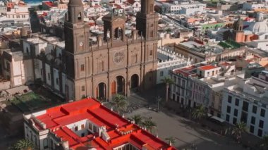 Gün batımında Las Palmas de Gran Canaria ve Las Canteras plajlarının panoramik hava manzarası, Kanarya Adaları, İspanya.