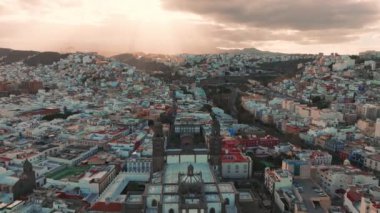 Gün batımında Las Palmas de Gran Canaria ve Las Canteras plajlarının panoramik hava manzarası, Kanarya Adaları, İspanya.