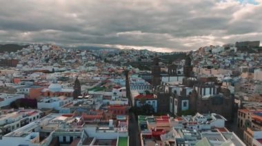 Gün batımında Las Palmas de Gran Canaria ve Las Canteras plajlarının panoramik hava manzarası, Kanarya Adaları, İspanya.