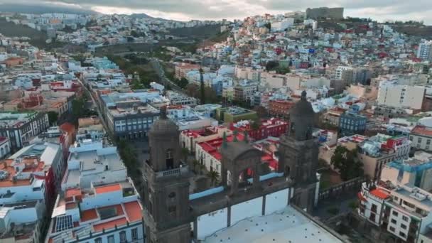 西班牙加那利群岛大加那利群岛拉斯帕尔马斯的圣安娜维吉塔主教座堂景观 拉斯帕尔马斯市的空中日落景观 — 图库视频影像