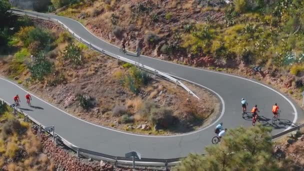 Вид Воздуха Извилистую Горную Дорогу Велосипедисты Едут Делают Хорошие Упражнения — стоковое видео