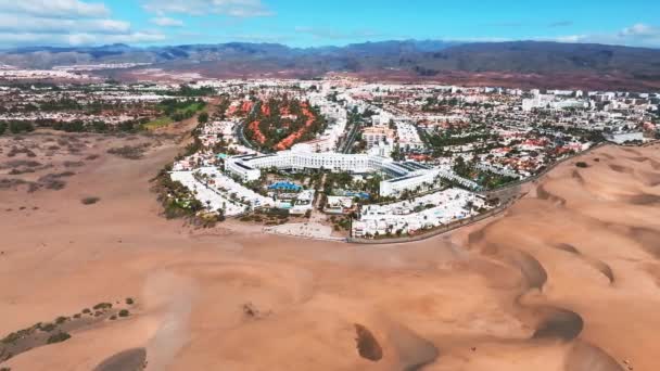 豪华酒店座落在沙漠中央 奢侈假日的概念 — 图库视频影像