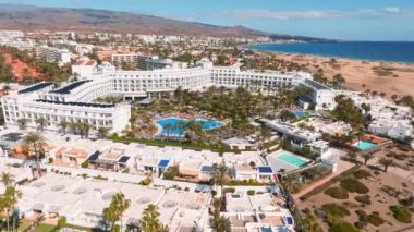 Hotel Riu Palace, yukarıdan. Ünlü çöl kumullarının güzel manzaralı lüks konaklama yeri..