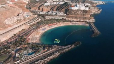 İspanya 'daki Gran Canaria adasındaki Amadores plajının hava manzarası. Kanarya adalarındaki en güzel kumsal..
