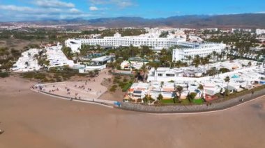 Hotel Riu Palace, yukarıdan. Ünlü çöl kumullarının güzel manzaralı lüks konaklama yeri..