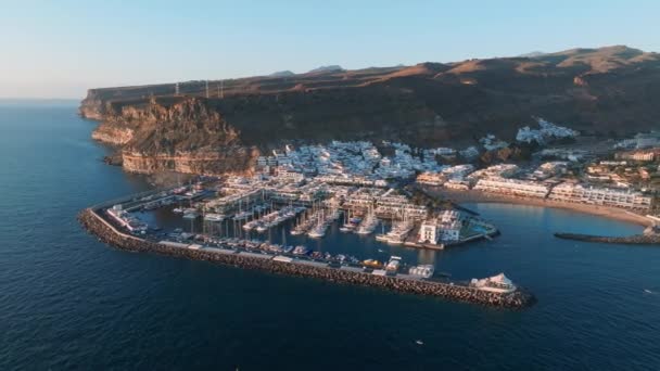 Puerto Mogan Fishing Town Aerial View Sunset Traditional Colorful Buildings — Vídeos de Stock