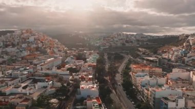 Gün batımında Las Palmas de Gran Canaria ve Las Canteras plajlarının panoramik hava manzarası, Kanarya Adaları, İspanya.