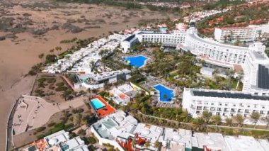 Çölün ortasında lüks bir otel. Lüks tatil kavramı.