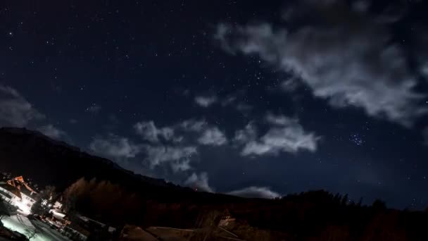 은하는 이탈리아 알프스 산맥의 산등성이 너머로 움직이고 있습니다 빛나는 밤이었습니다 — 비디오