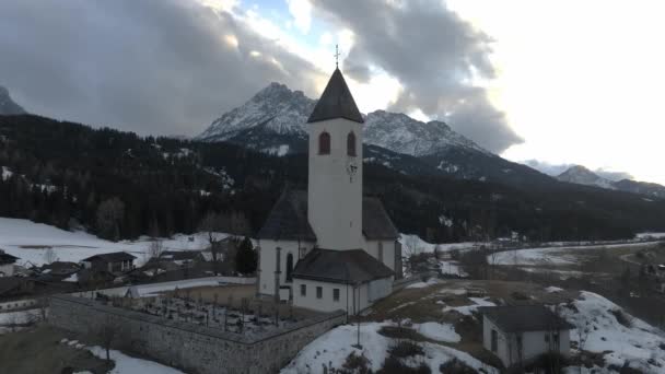 Panoramic View Beautiful Winter Wonderland Mountain Scenery Alps Pilgrimage Church — Stockvideo