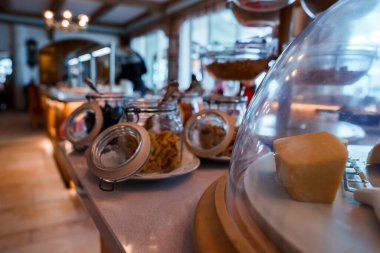 Açık büfe sırasında lüks Alp Oteli 'nin kasasında sergilenen peynir ve abur cuburların yakınlaştırılması