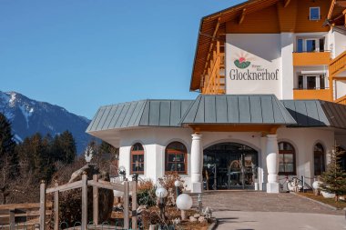 Güneşli bir günde arka planda açık mavi gökyüzü olan otel binasının alçak açılı görüntüsü