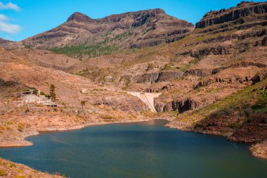 İspanya, Gran Canaria 'daki Kanarya Adaları' nda su barajı ve rezervuar gölü olan Rocky Dağı